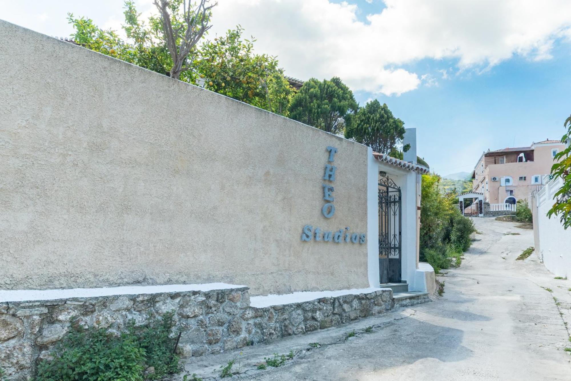Theo Studios & Apartments Spétses Exterior foto